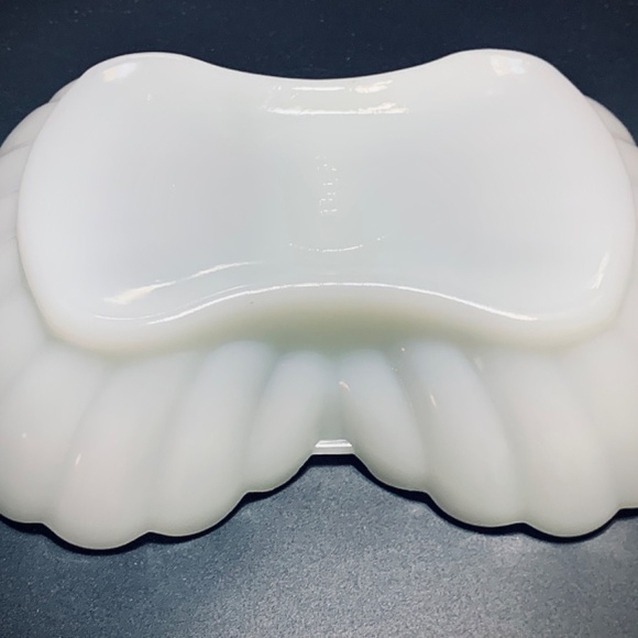 Vintage Avon Symmetrical Seashell Milk Glass Dish 1970's Vanity Dish. - Picture 9 of 10